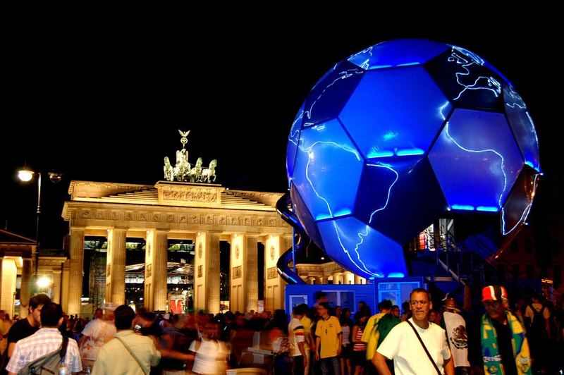 Weltfußball zu Hause bei Freunden