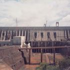 Weltgrößtes Wasserkraftwerk Itaipu in der Bauphase