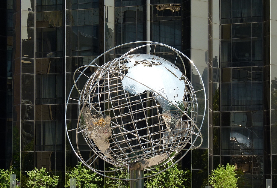 ...Weltkugel am Columbus Circle...