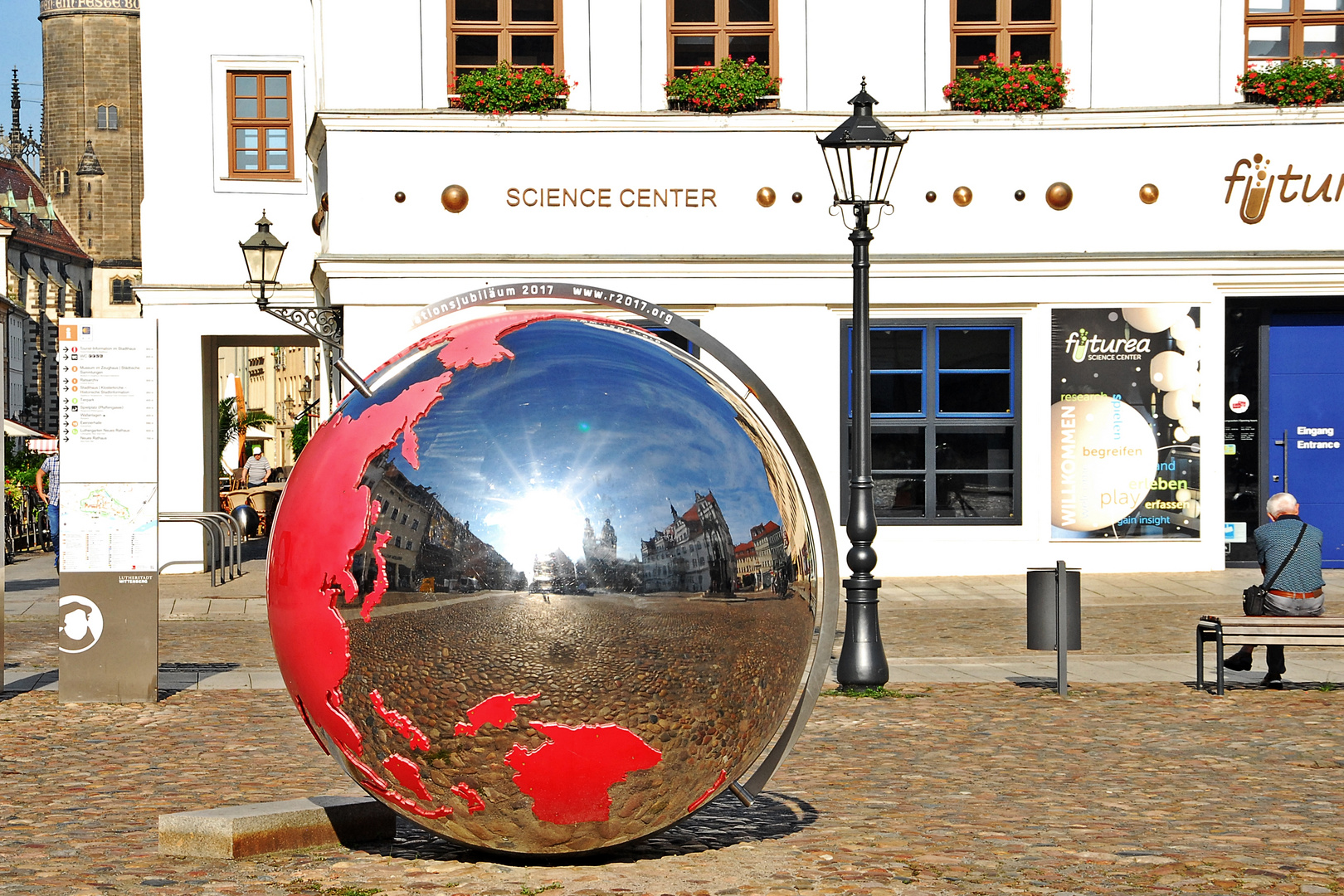 Weltkugel auf dem Marktplatz Wittenberg mit Spiegelungen