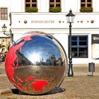 Weltkugel auf dem Marktplatz Wittenberg mit Spiegelungen