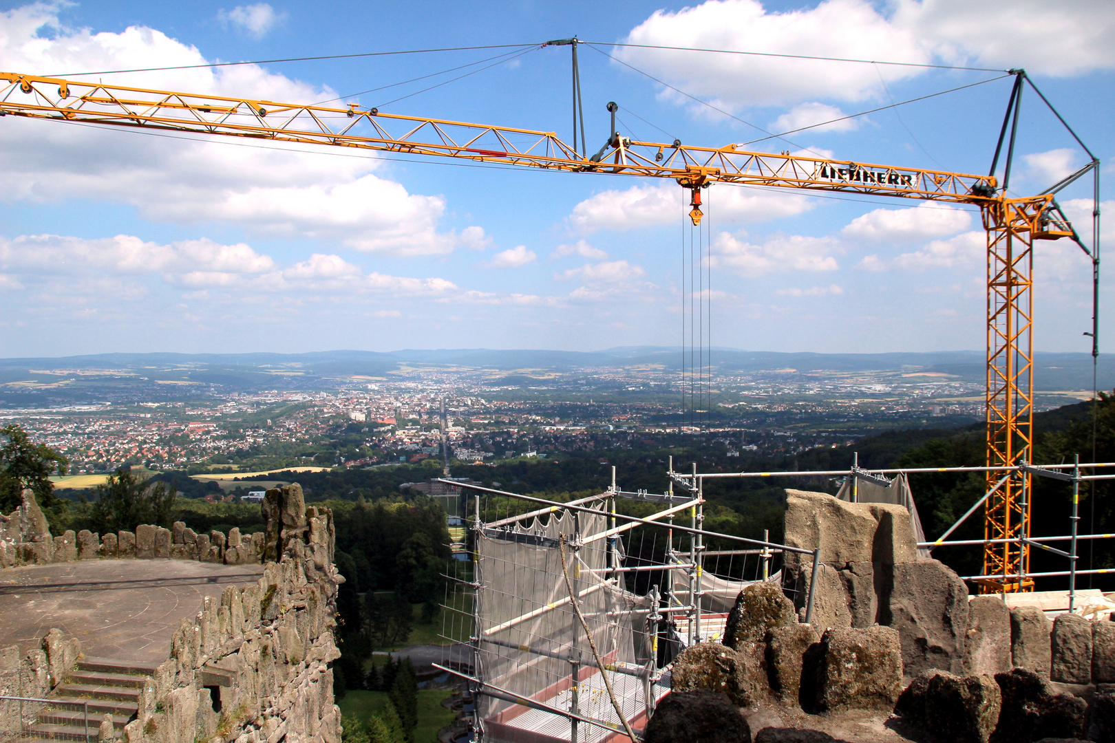 Weltkulturerbe mit Baukran