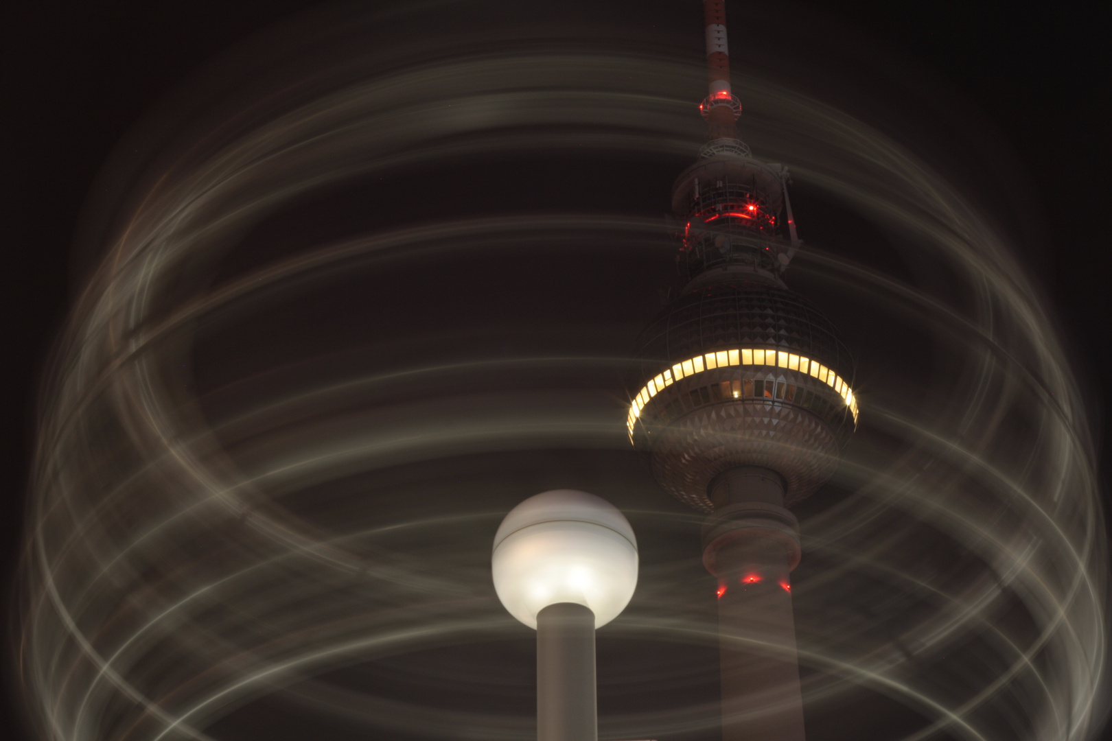 Weltuhr mit Funkturm