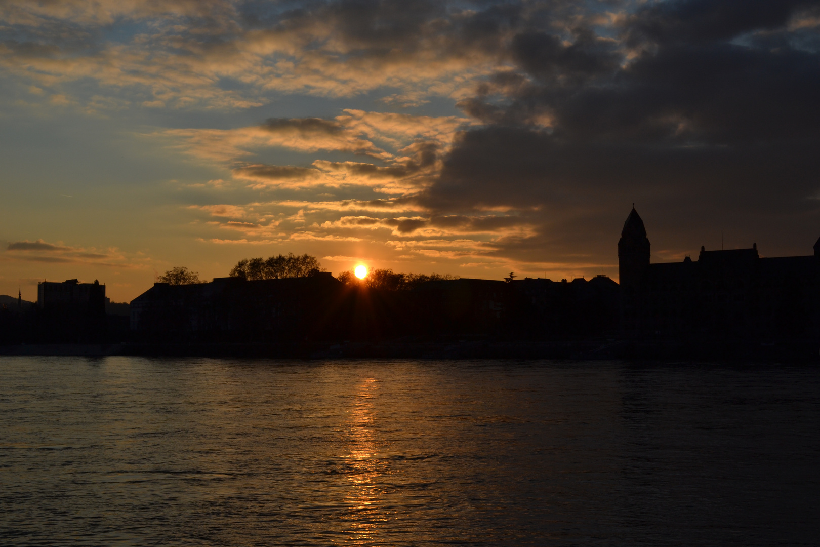 Weltuntergang,... oder wenn die Sonne in den Rhein fällt