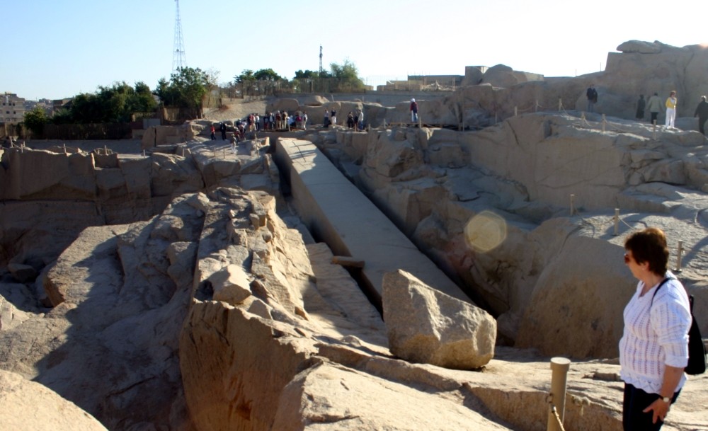 Weltweit größter aus dem Granitfelsen geschlagener (unbrauchbarer) Obelisk!