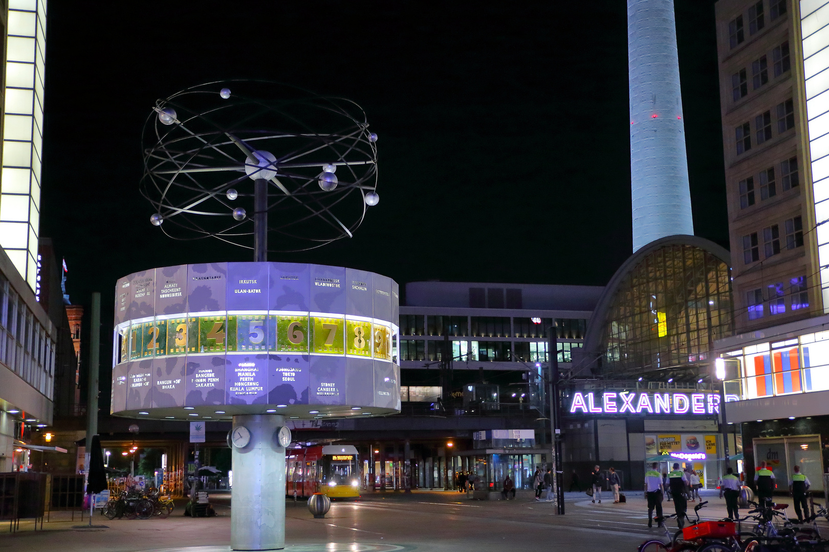 Weltzeituhr am Alexanderplatz - Berlin bei Nacht