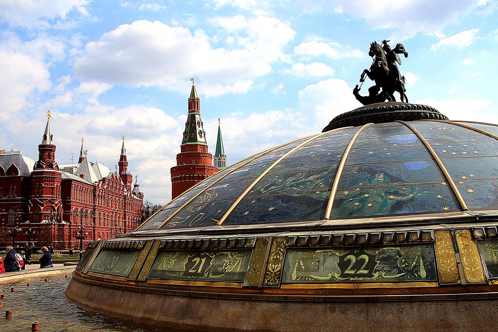 Weltzeituhr am Manegenplatz in Moskau 