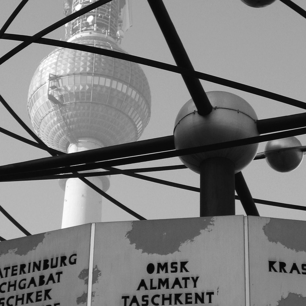 Weltzeituhr mit Funkturm am Alexanderplatz