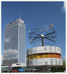 Weltzeituhr mit Park Inn auf dem Alexanderplatz