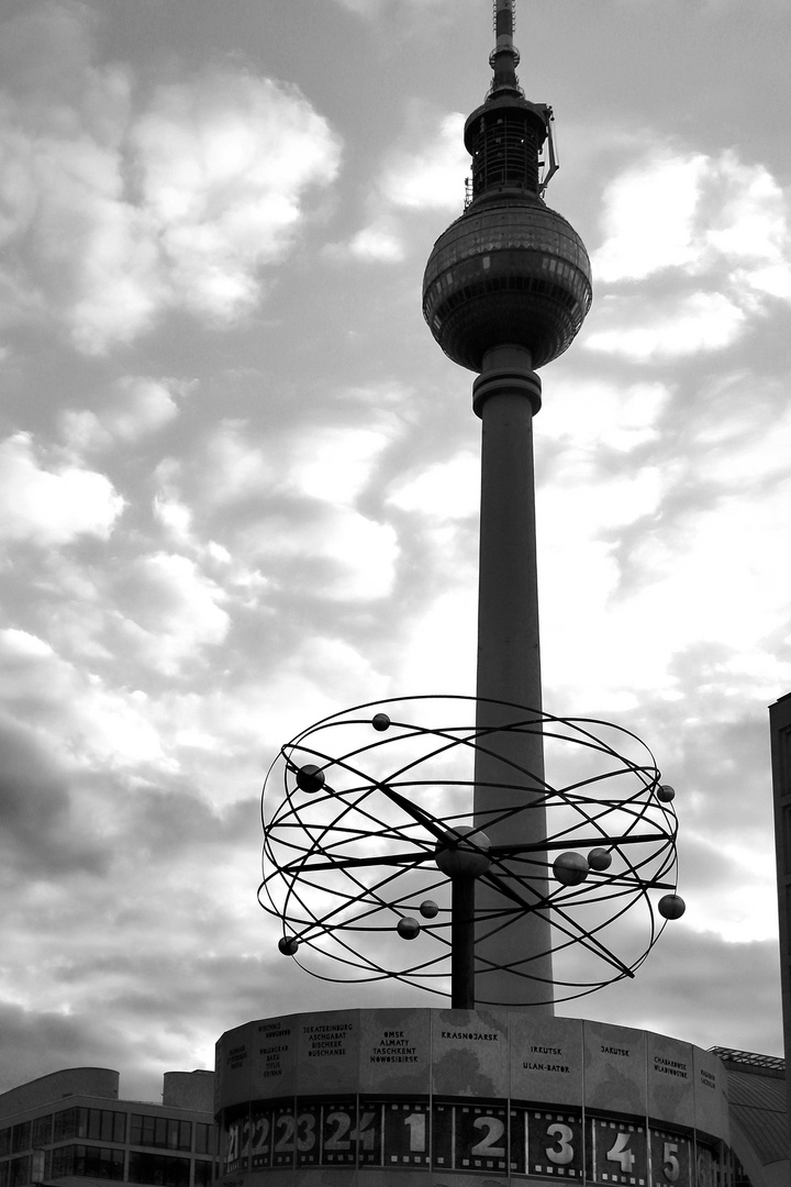 Weltzeituhr+Fernsehturm Alex -monochrome-