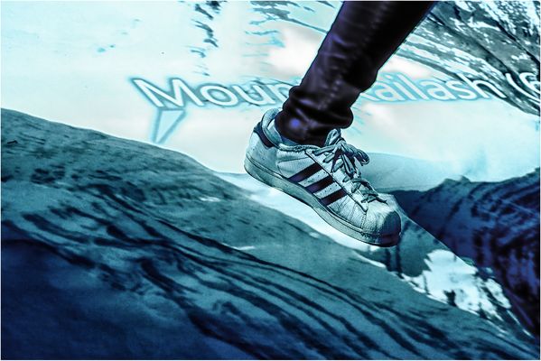 WEM GEHÖRT DIE WELT