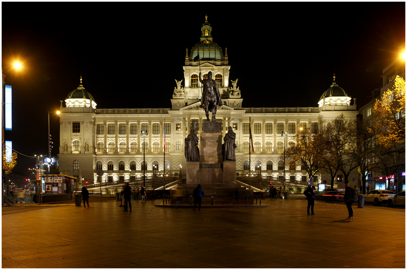 Wenceslas Square - Wenzelsplatz und Nationalmuseum bei Nacht