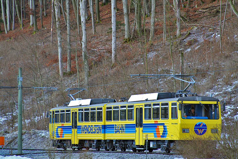 Wendelsteinzahnradbahn in Brannenburg vor der Einfahrt in die Talstation