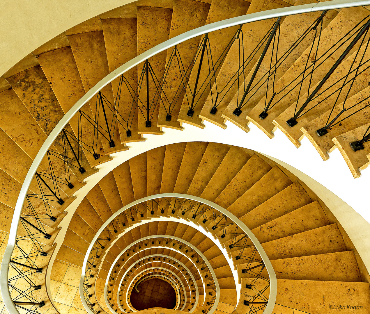 Wendeltreppe, Treppenhaus Kudamm 64 in Berlin