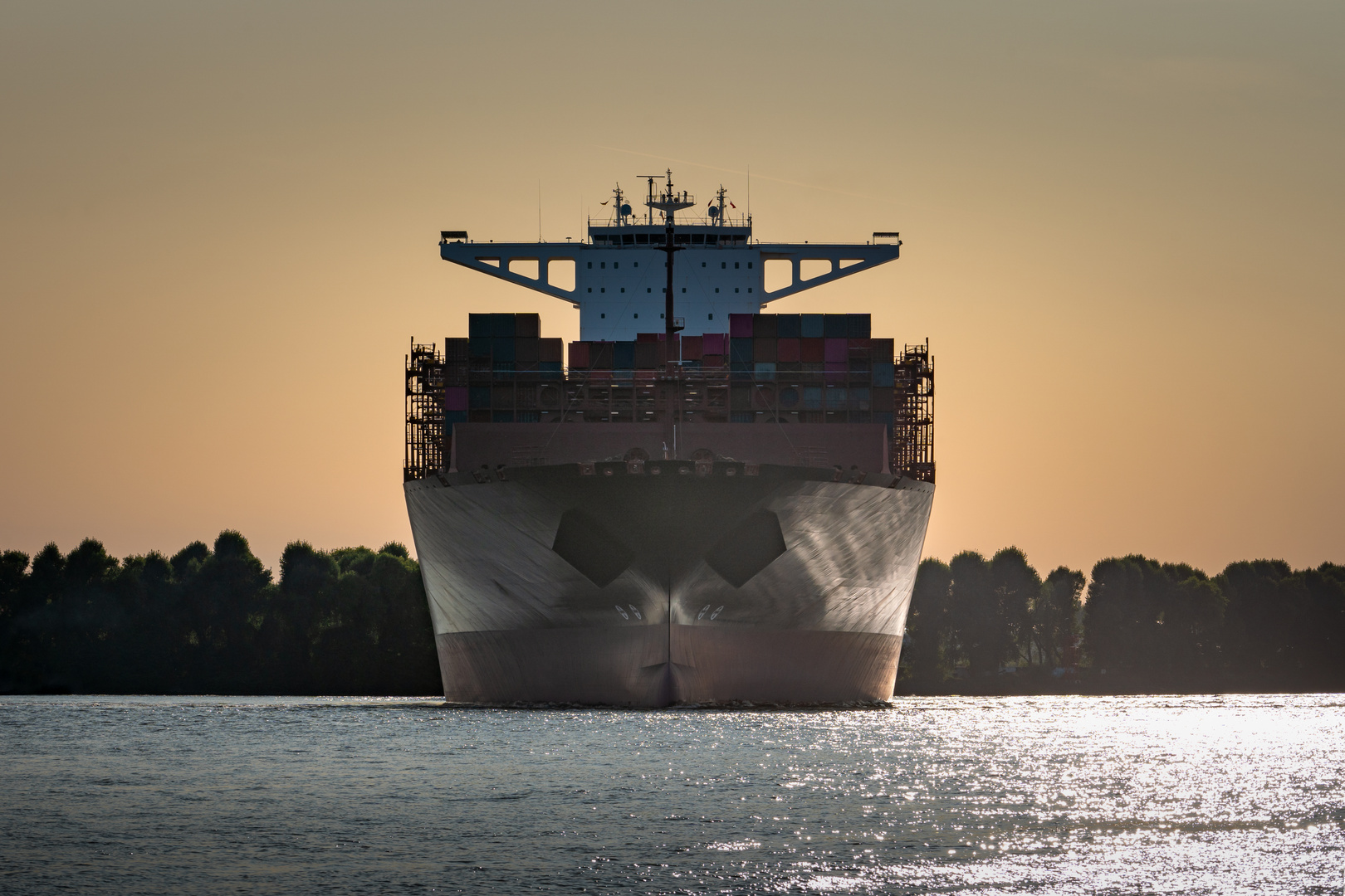 Wendemanöver bei Sonnenuntergang eines Containerschiffes beim Waltershofer Hafen 