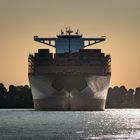 Wendemanöver bei Sonnenuntergang eines Containerschiffes beim Waltershofer Hafen 