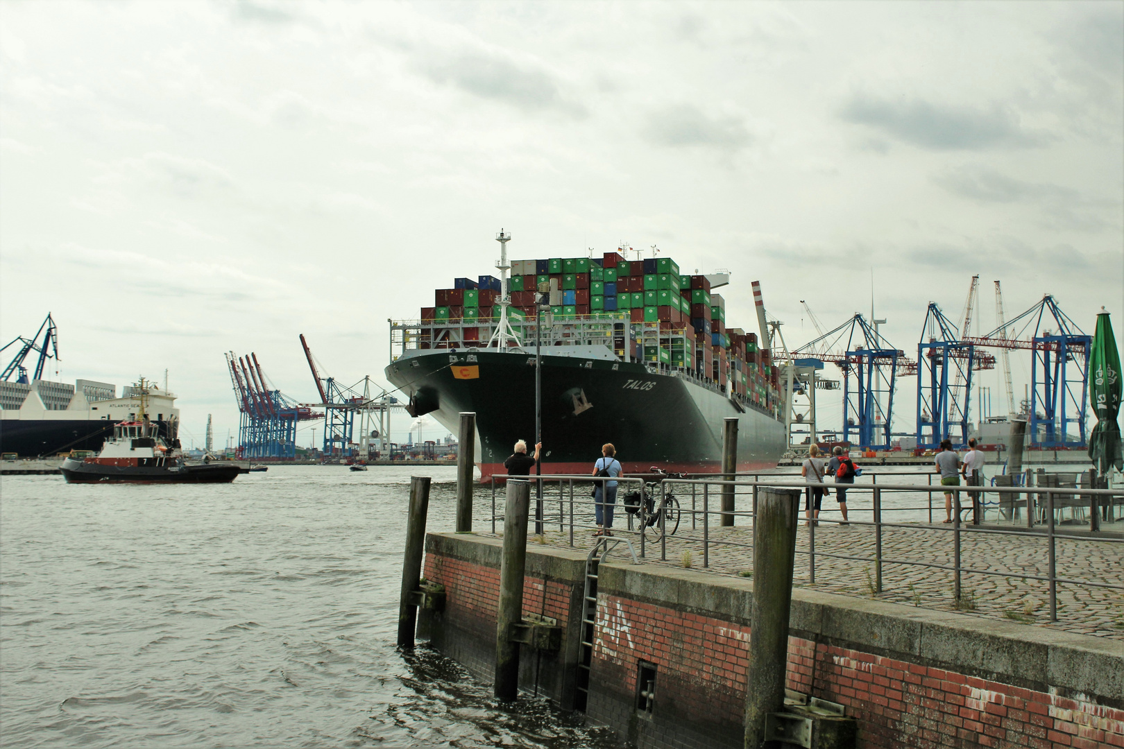 Wendemanöver eines Container-Riesen