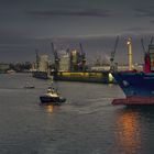 Wendemanöver eines Containerriesen am Tollerort Terminal in Hamburg