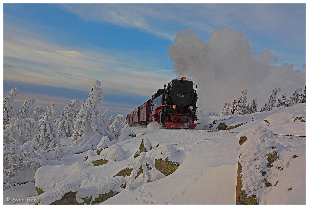 Wenige Sonnenstrahlen auf dem verschneiten Brocken (2)