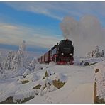 Wenige Sonnenstrahlen auf dem verschneiten Brocken (2)