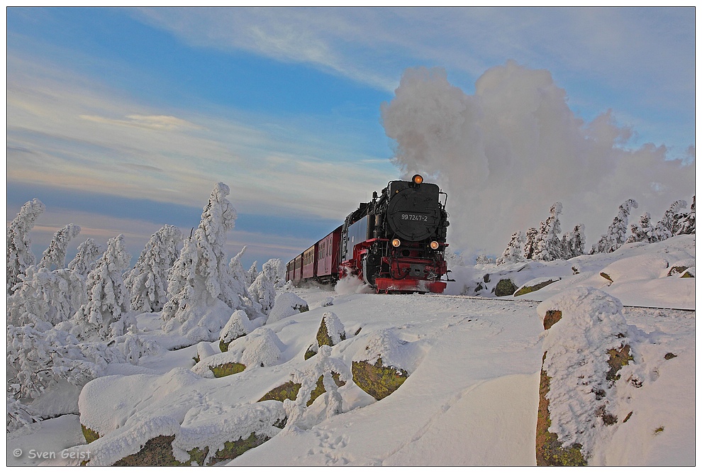 Wenige Sonnenstrahlen auf dem verschneiten Brocken