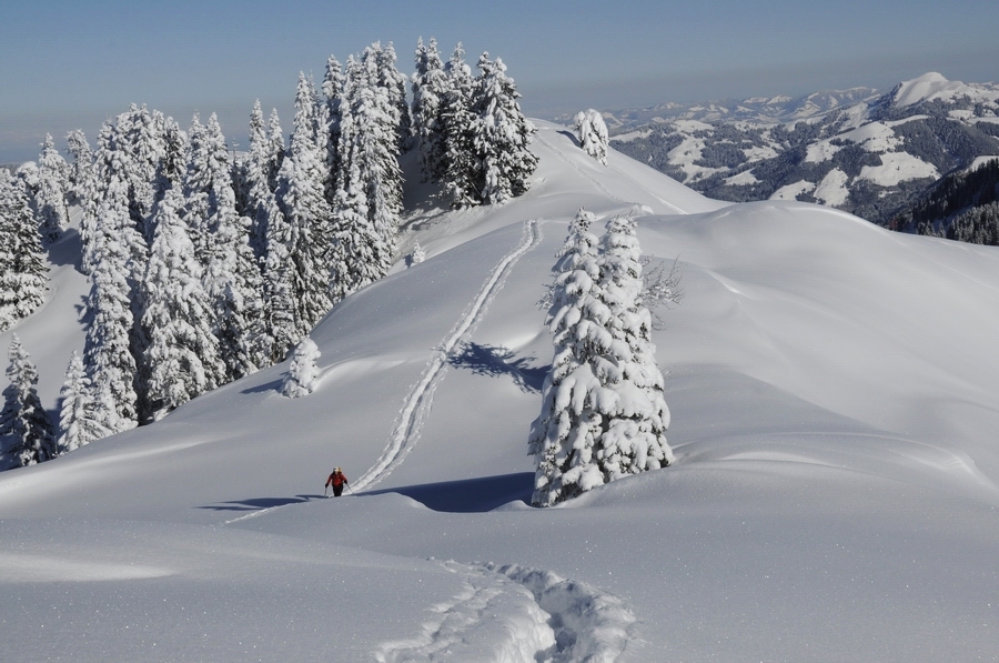 Wenige Spuren im knietiefem Schnee