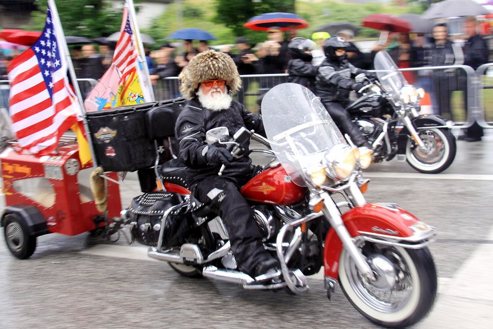 wenigstens der Harley Hund sitzt im trockenen bei der Parade. Schade, leider bei Regen