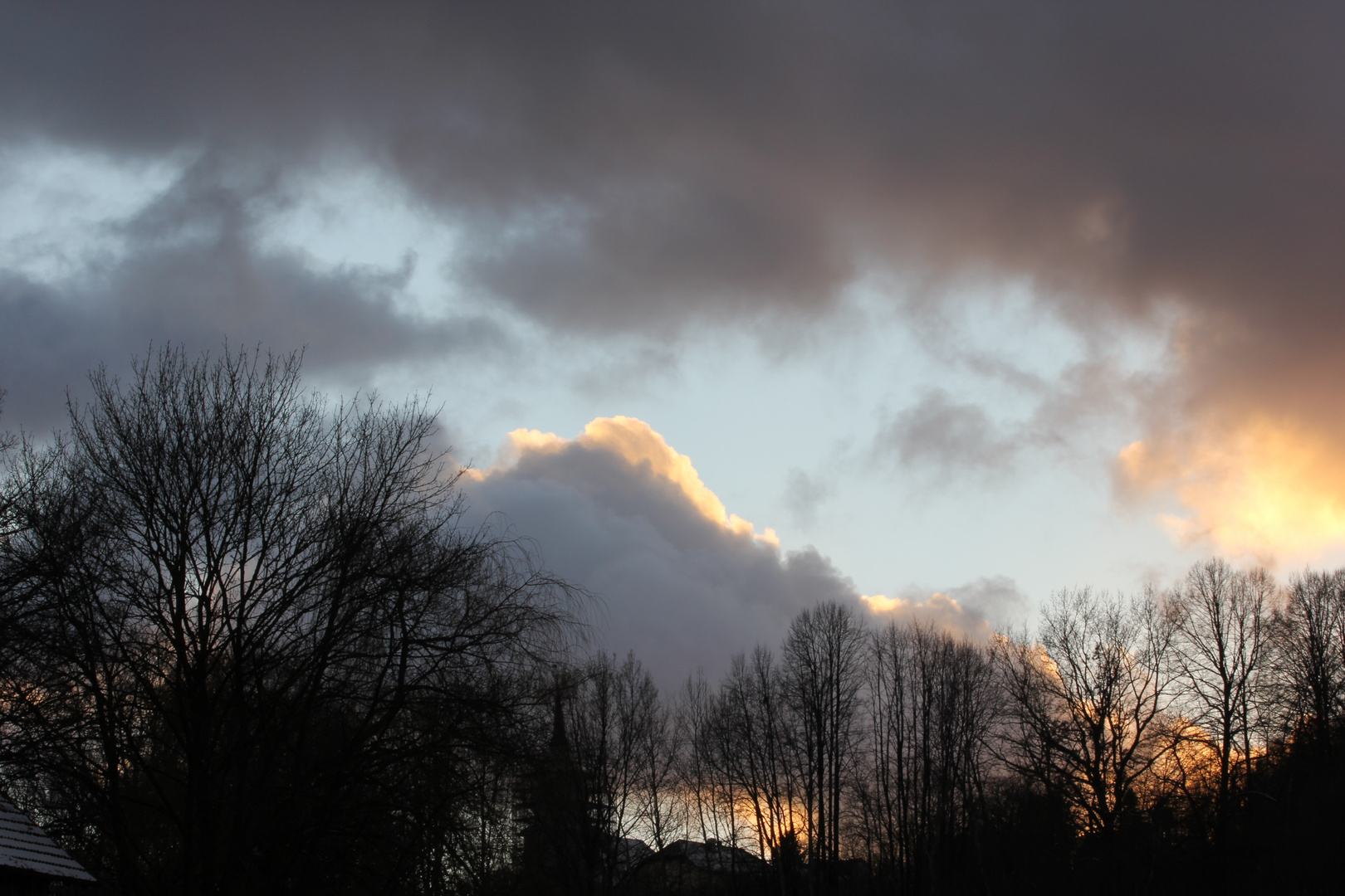 wenigstens der Himmel ist schön, wenn schon der Schnee fehlt...