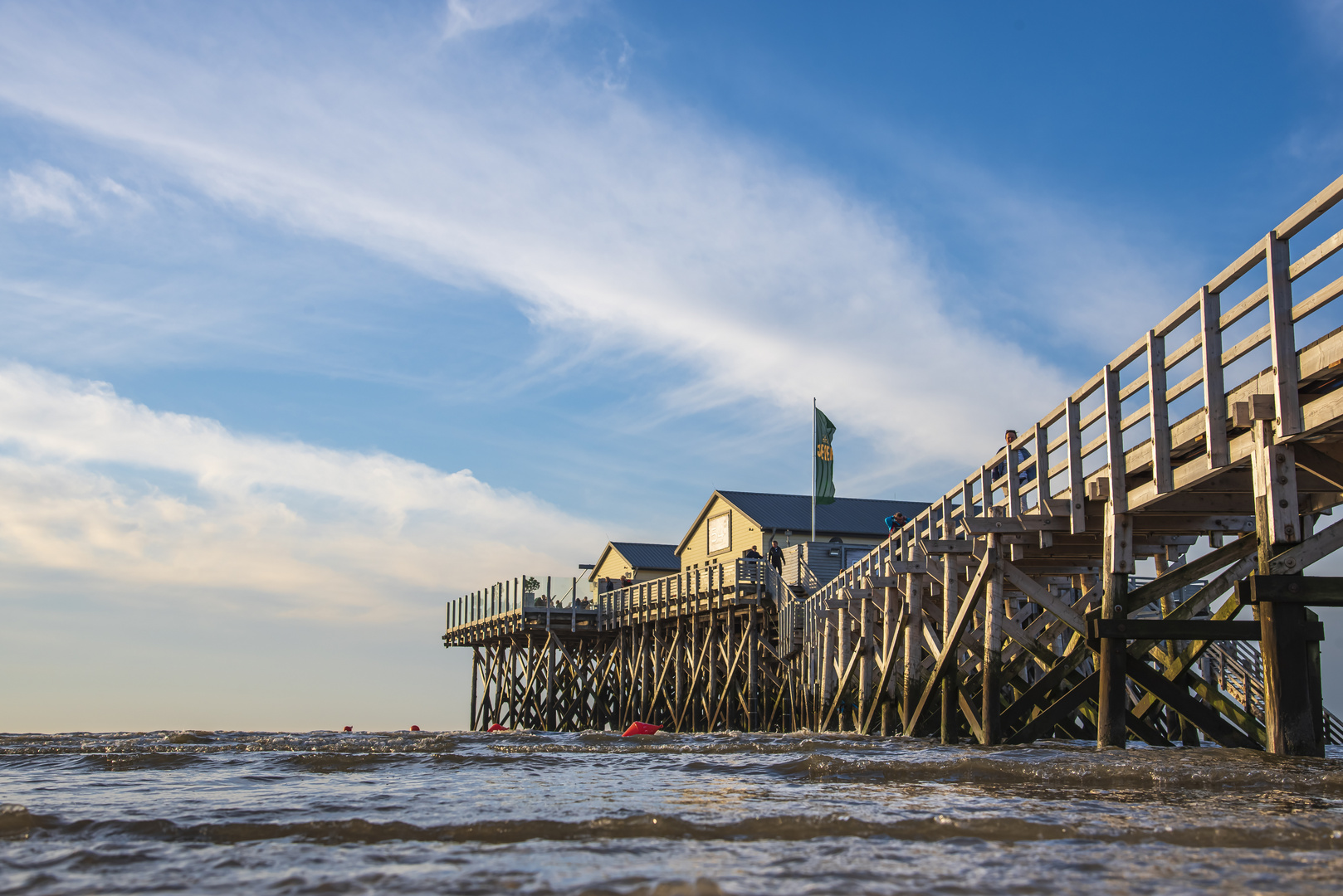 Wenn am Strand von St. Peter Ording so langsam die Sonne im Meer untergeht...