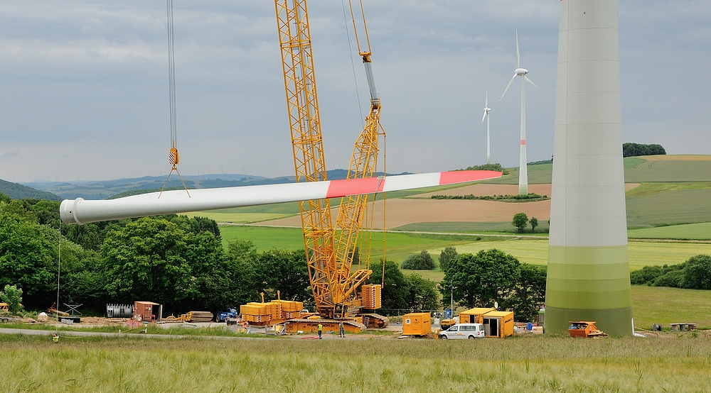 Wenn auch umstritten, aber spannend ist der Aufbau eine Windkraftanlage. 20 TONNEN...