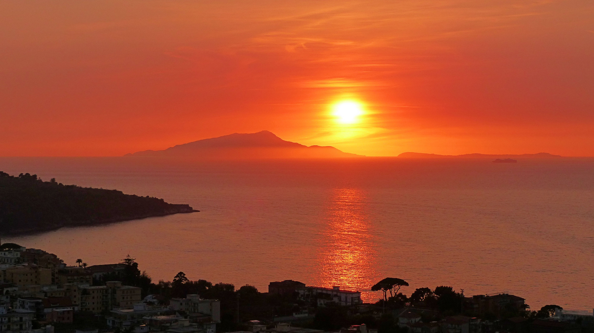 Wenn bei Capri die rote Sonne im Meer versinkt.... Foto & Bild sonnenuntergang, natur, italien