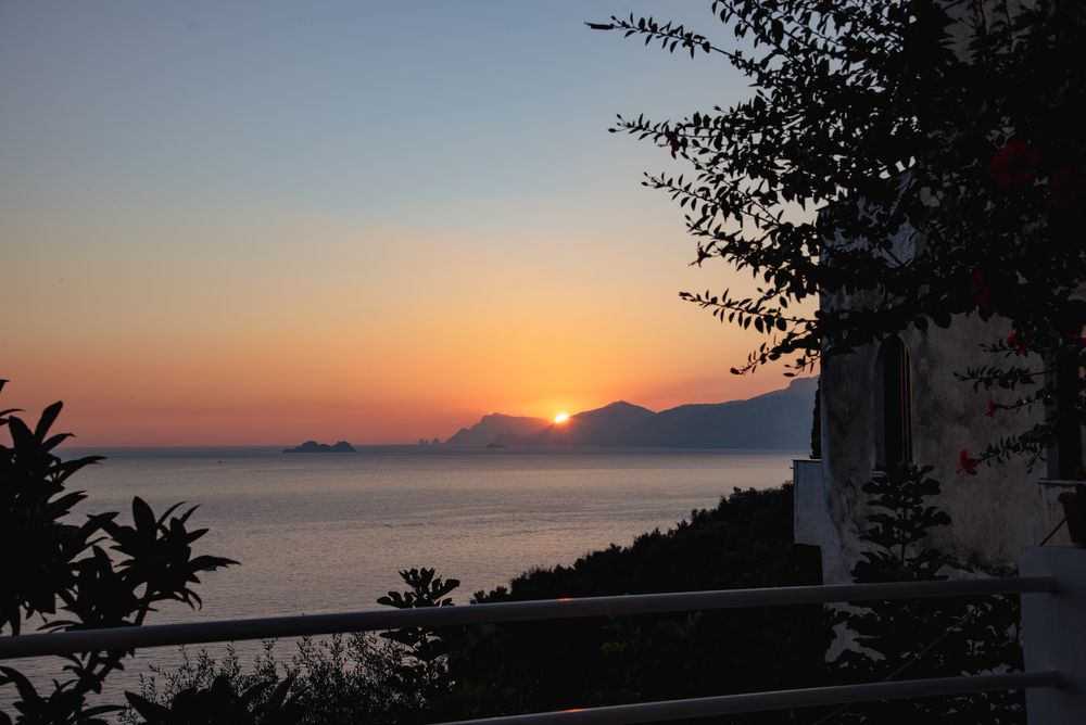 Wenn bei Capri die rote Sonne im Meer versinkt.