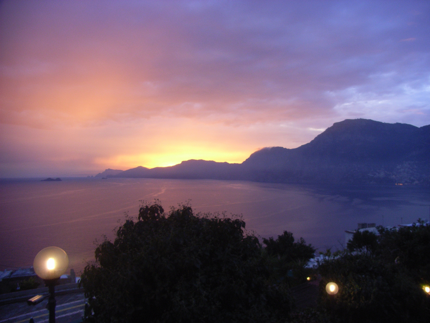 Wenn bei Capri die rote Sonne im Meer versinkt....... Foto & Bild urlaub, italy, meer Bilder Wenn bei Capri die rote Sonne im Meer versinkt....... Foto & Bild urlaub, italy, meer Bilder
