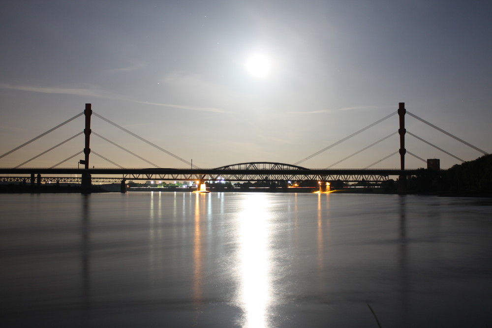 wenn bei duisburg der weiße mond im rhein versinkt......,beeckerwerther brücke duisburg