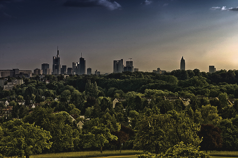 wenn bei Frankfurt die rote Sonne im Main versinkt