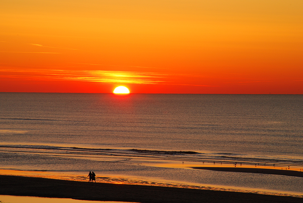 Wenn bei Katwijk die rote Sonne im Meer versinkt