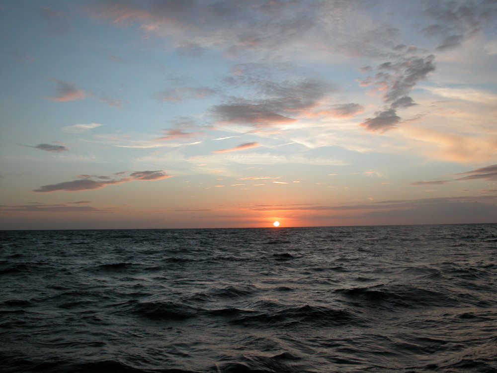 ...Wenn bei Warnemünde die rote Sonne im Meer versinkt........lalala