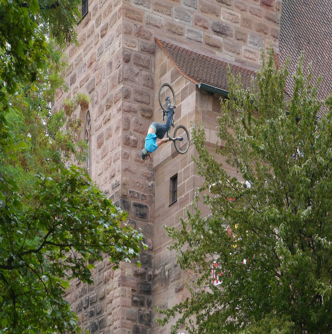 wenn Biker von der Kaiserburg springen