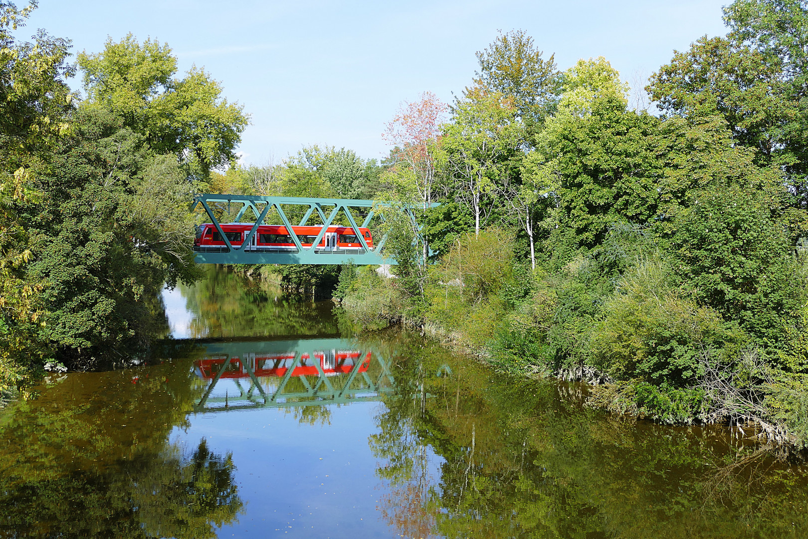 wenn Brücke und Zug sich spiegeln