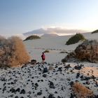 wenn Corralejos Sanddünen im Dezember bei Sonnenuntergang schneeweiß leuchten 