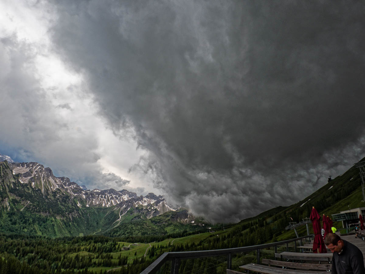 Wenn das Unwetter ueber den Bergkamm kommt