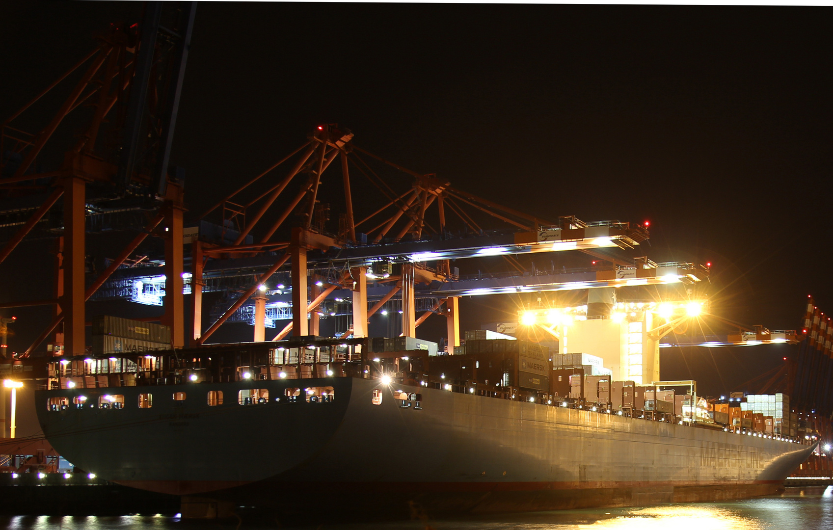 Wenn das zweitgrößte Containerschiff schon mal in Hamburg ist......