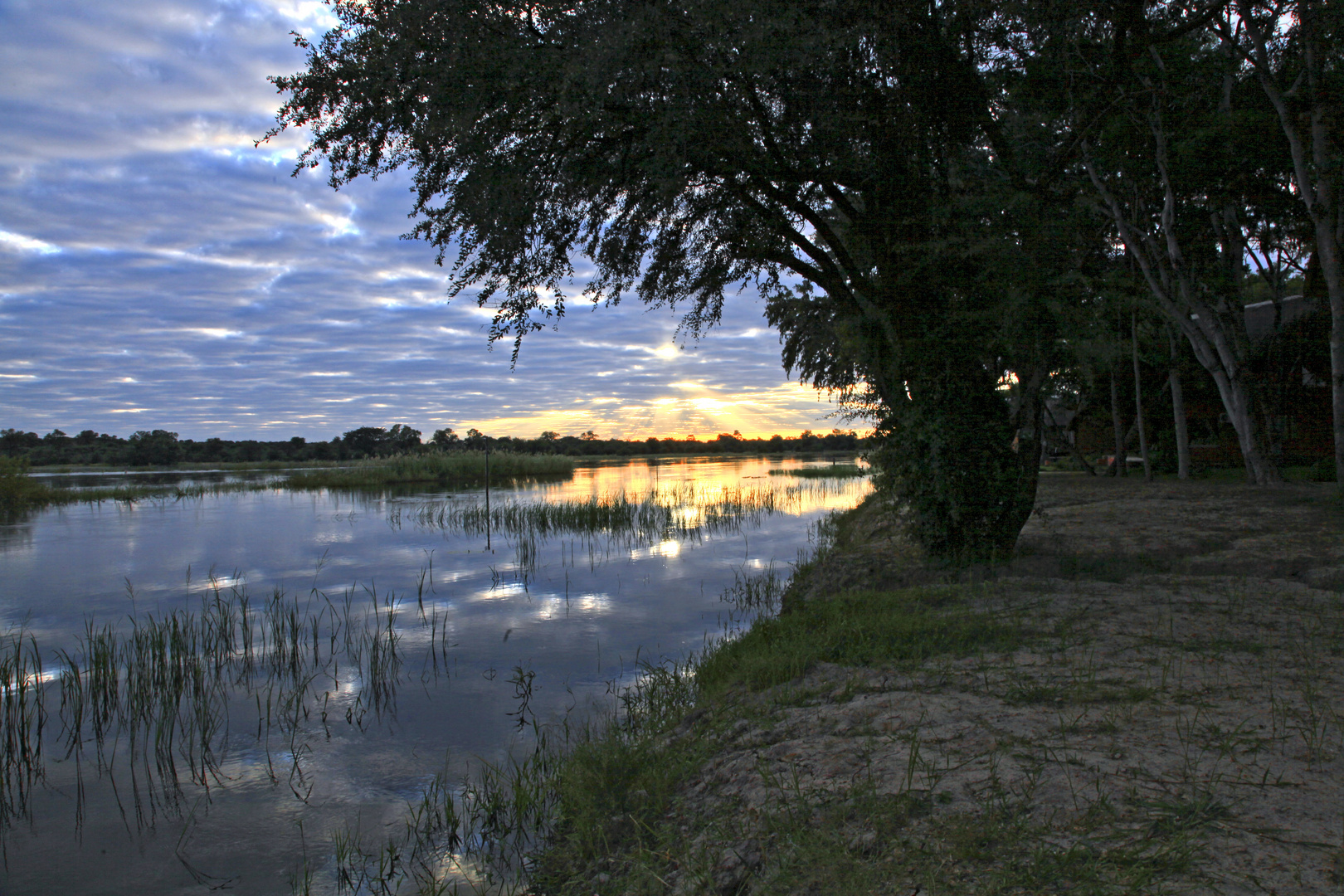 Wenn der Abend kommt, am Kavango, Namiba