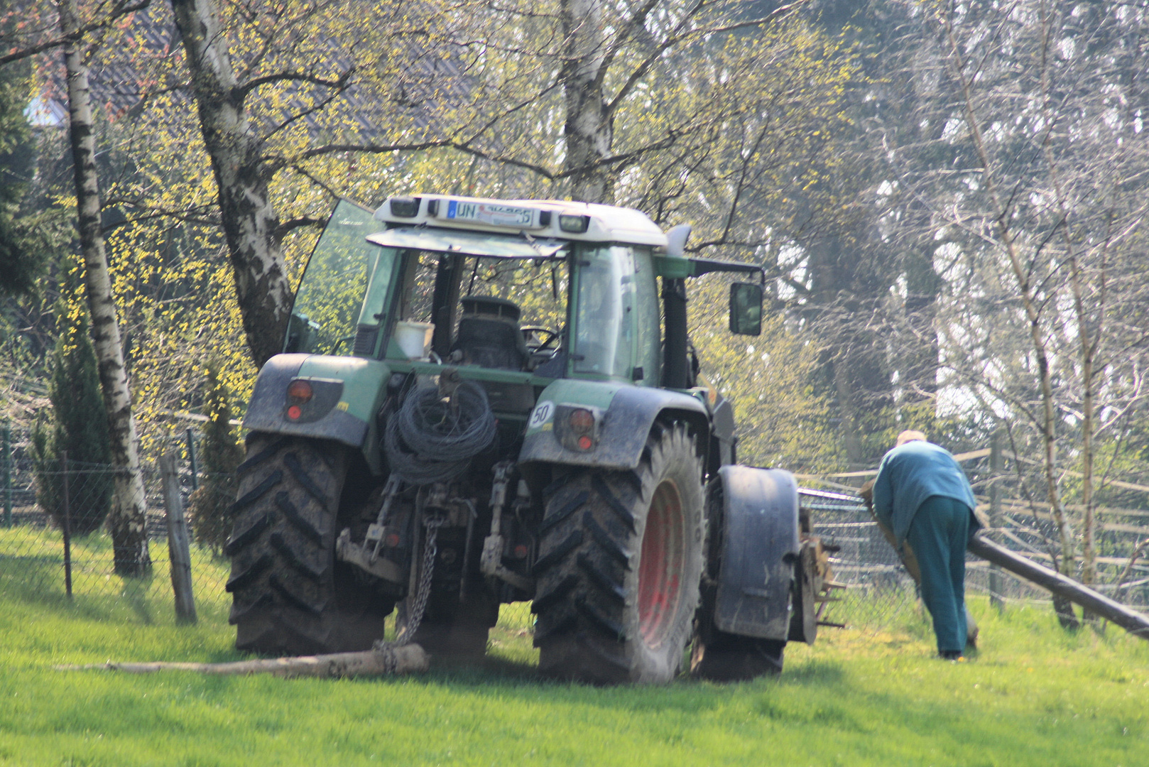 wenn der bauer ist beim traktor vorn ,hat er meistens was "verlorn"