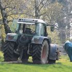 wenn der bauer ist beim traktor vorn ,hat er meistens was "verlorn"