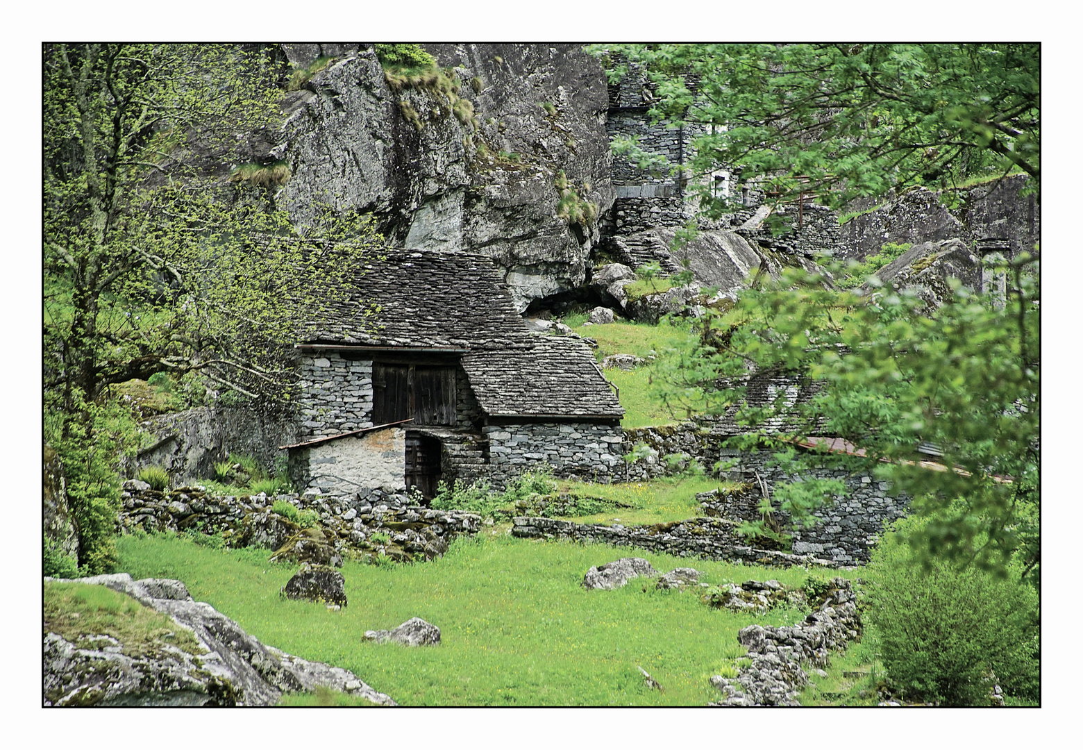 Wenn der Felsen sich mit den Mauern vermischt