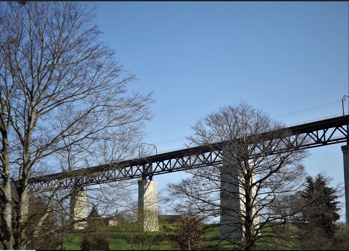 ..  wenn der Frühling via Eisenbahnbrücke kommen soll  ..