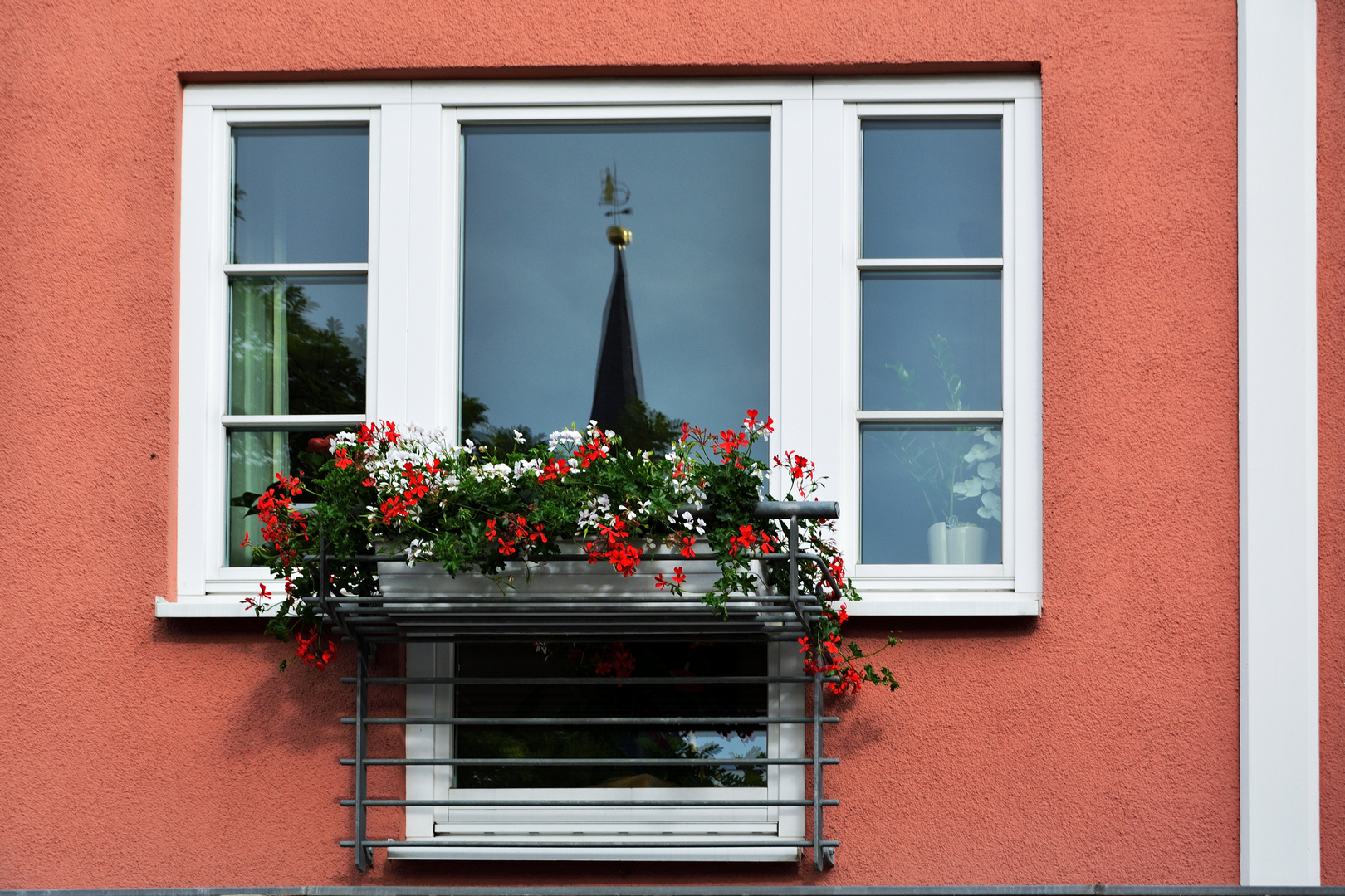 Wenn der Kirchturm sich im Fenster spiegelt