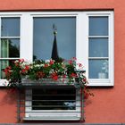 Wenn der Kirchturm sich im Fenster spiegelt