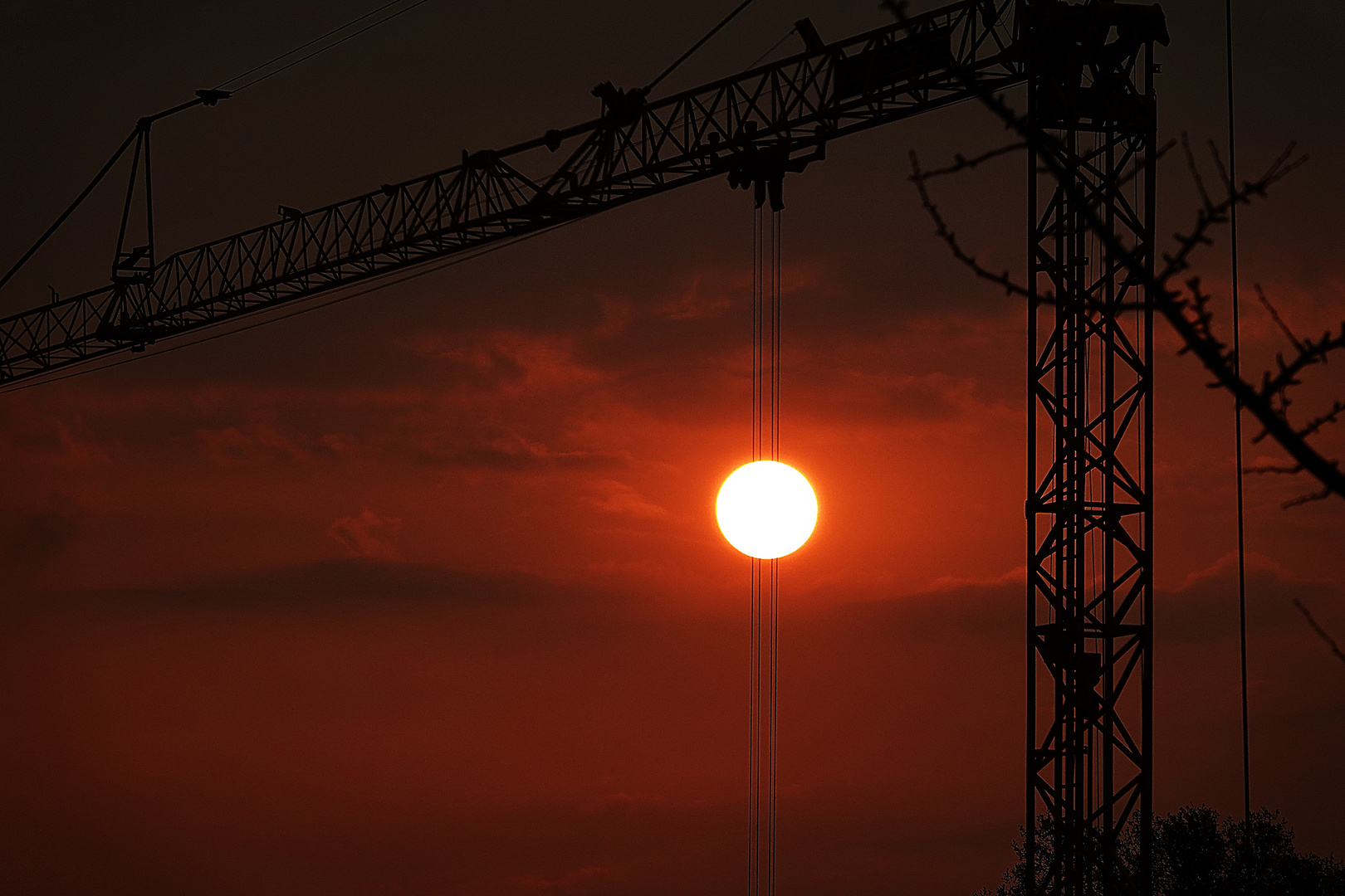 wenn der Kran die Sonne zum Untergang trägt